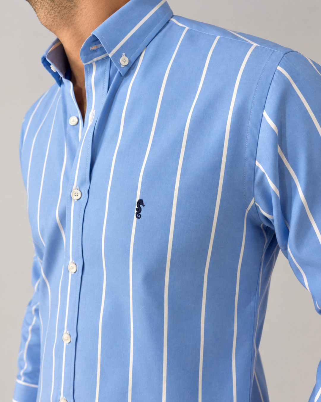 Camisa 100% Algodón Manga Larga Azul Claro Rayas Blancas Espaciadas